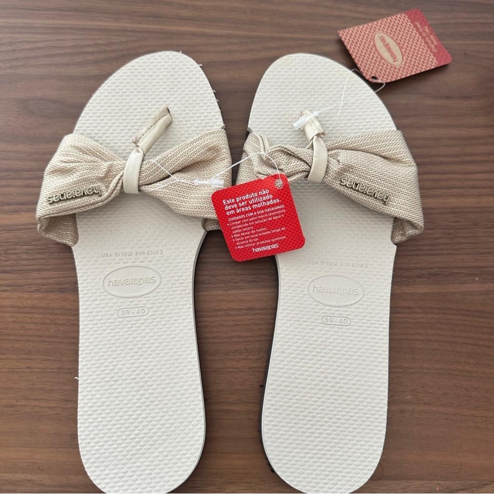 Havaianas Cream and Tan Sandals